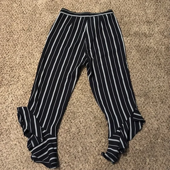 Saks Fifth Ave Women's Striped Ruffle Hem Crop Navy White Size 2 Casual Pants - Picture 4 of 6